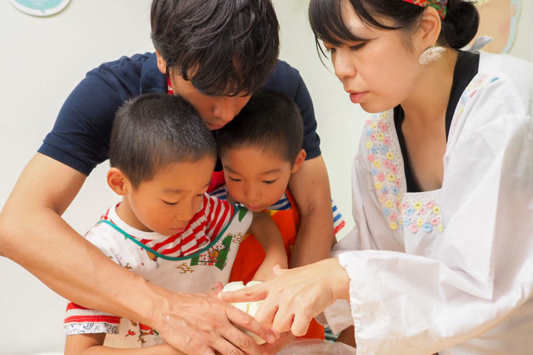 子ども会、ちっちゃな子と遊んであげるおねえちゃん 手打ちうどん作り体験教室 2018年6月 20180716-1.jpg – イリコスキー製麺所