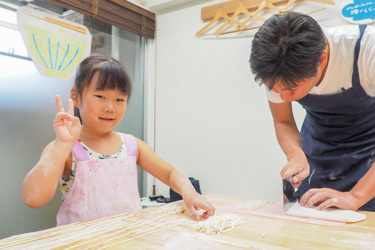 子ども会、ちっちゃな子と遊んであげるおねえちゃん 手打ちうどん作り体験教室 2018年6月 20180716-3.jpg – イリコスキー製麺所