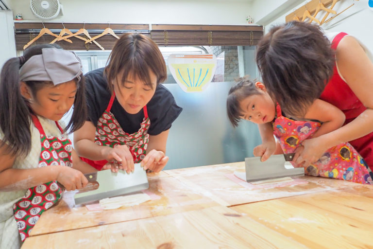 夏休みの自由研究は、うどん作り 手打ちうどん作り体験教室 2018年7月 20180725-3.jpg – イリコスキー製麺所