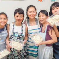 きっと、想像していらっしゃるのと違う楽しさがあるんだと思います 手打ちうどん作り体験教室 2018年7月 20180725-8.jpg – イリコスキー製麺所