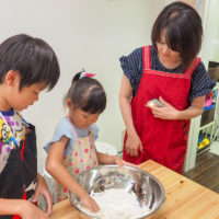 夏休み、毎日のように海外から。 手打ちうどん作り体験教室 2018年7月 20180728-3.jpg – イリコスキー製麺所