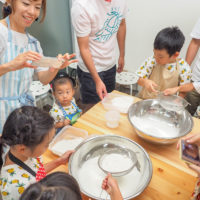 夏休み、毎日のように海外から。 手打ちうどん作り体験教室 2018年7月 20180728-5.jpg – イリコスキー製麺所