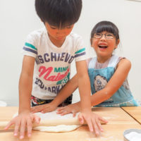 ママがんばれー！うぇーい！ 手打ちうどん作り体験教室 2018年7月 20180730-2-1.jpg – イリコスキー製麺所