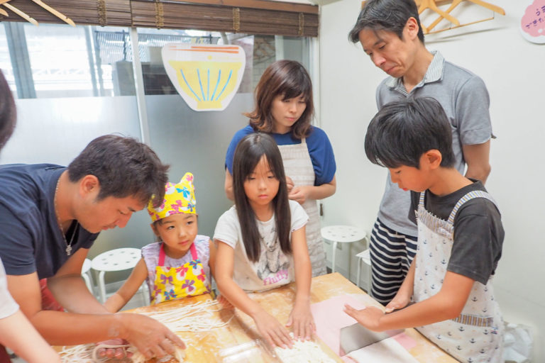 夏休みの自由研究は、うどん作り 手打ちうどん作り体験教室 2018年7月 20180805-6.jpg – イリコスキー製麺所