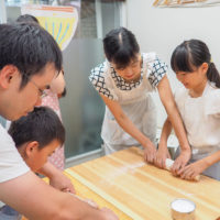 一番楽しそうなのは、おとうさん 手打ちうどん作り体験教室 2018年8月 20180811-4.jpg – イリコスキー製麺所