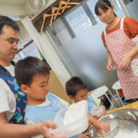 一番楽しそうなのは、おとうさん 手打ちうどん作り体験教室 2018年8月 20180811-5.jpg – イリコスキー製麺所