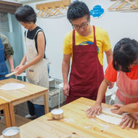 家族みんなにつっこまれ続けるボク。でも。 手打ちうどん作り体験教室 2018年8月 20180812-3.jpg – イリコスキー製麺所