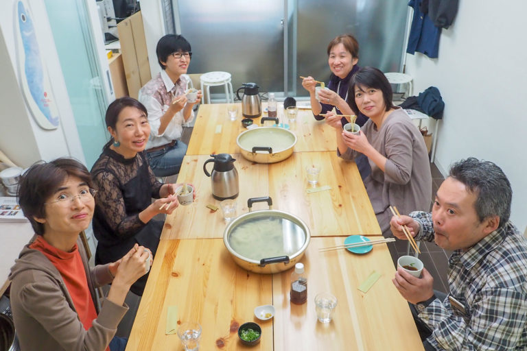 学生時代の友人たちが 手打ちうどん作り体験教室 2018年10月 20181020-1.jpg – イリコスキー製麺所