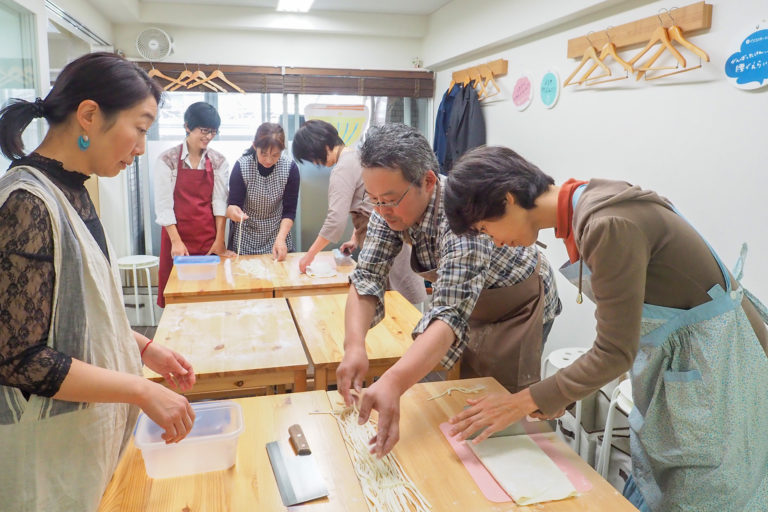 学生時代の友人たちが 手打ちうどん作り体験教室 2018年10月 20181020-2.jpg – イリコスキー製麺所