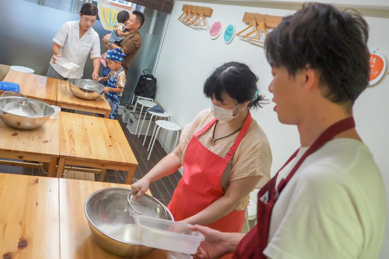 学生時代の友人たちが 手打ちうどん作り体験教室 2018年10月 20181020-6.jpg – イリコスキー製麺所