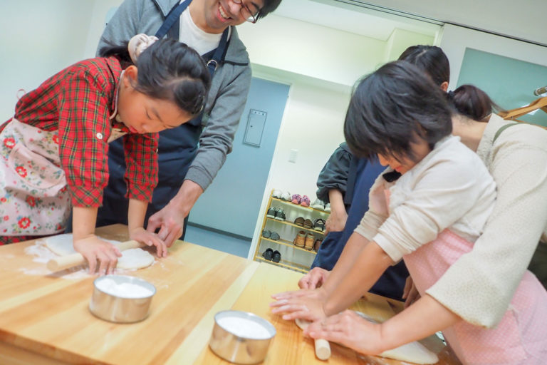 学生時代の友人たちが 手打ちうどん作り体験教室 2018年10月 20181021-3.jpg – イリコスキー製麺所