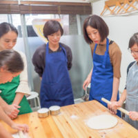 女の子だって真剣です 手打ちうどん作り体験教室 2018年10月 20181021-4.jpg – イリコスキー製麺所