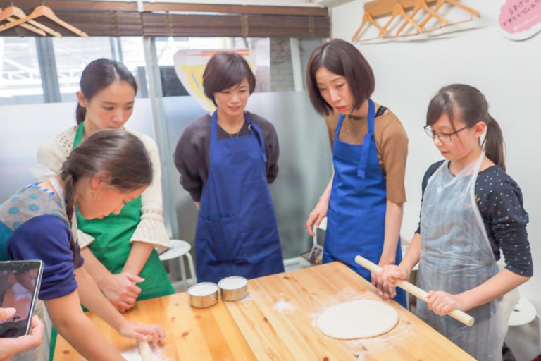 学生時代の友人たちが 手打ちうどん作り体験教室 2018年10月 20181021-4.jpg – イリコスキー製麺所