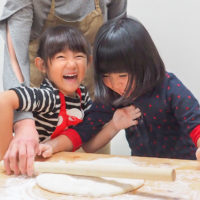 最初は借りてきた猫、でもすぐに 手打ちうどん作り体験教室 2018年10月 20181025-12.jpg – イリコスキー製麺所