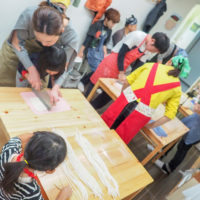 最初は借りてきた猫、でもすぐに 手打ちうどん作り体験教室 2018年10月 20181025-5.jpg – イリコスキー製麺所