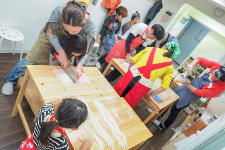 学生時代の友人たちが 手打ちうどん作り体験教室 2018年10月 20181025-5.jpg – イリコスキー製麺所