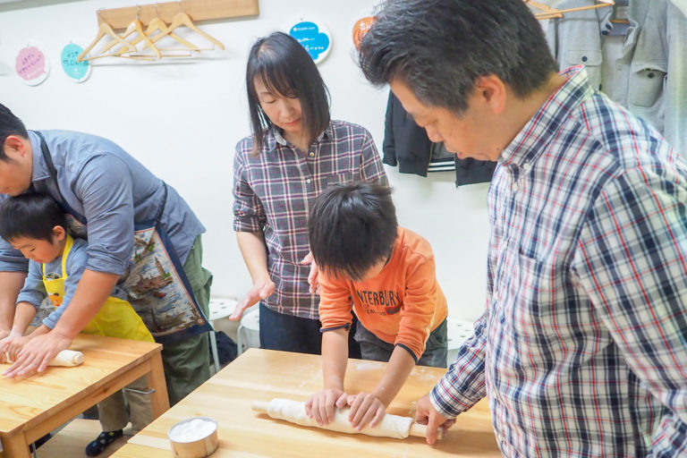 学生時代の友人たちが 手打ちうどん作り体験教室 2018年10月 20181027-3.jpg – イリコスキー製麺所
