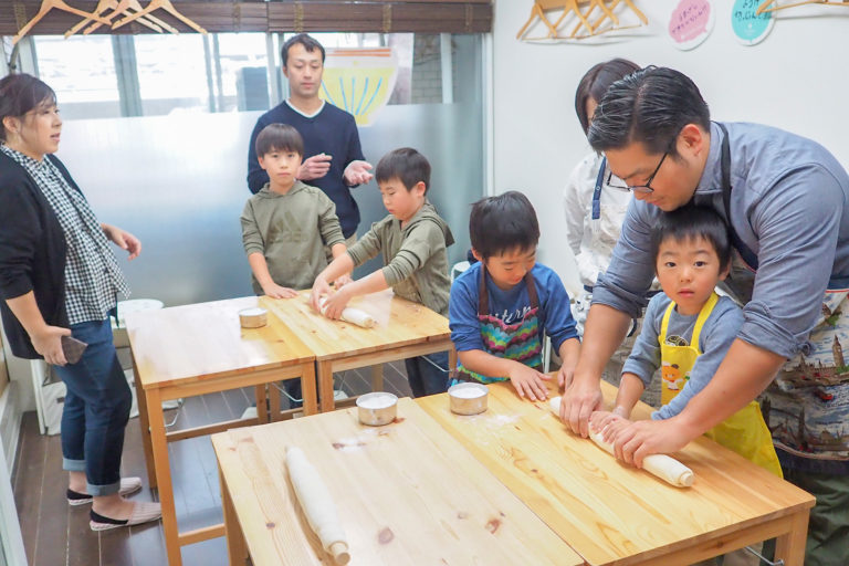 学生時代の友人たちが 手打ちうどん作り体験教室 2018年10月 20181027-4.jpg – イリコスキー製麺所