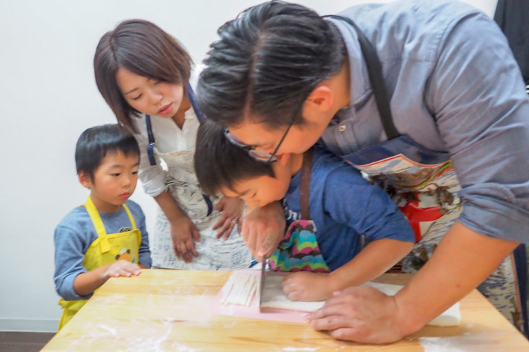 学生時代の友人たちが 手打ちうどん作り体験教室 2018年10月 20181027-5.jpg – イリコスキー製麺所