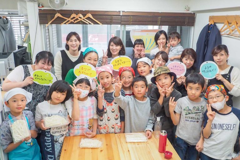 学生時代の友人たちが 手打ちうどん作り体験教室 2018年10月 20181101-1.jpg – イリコスキー製麺所
