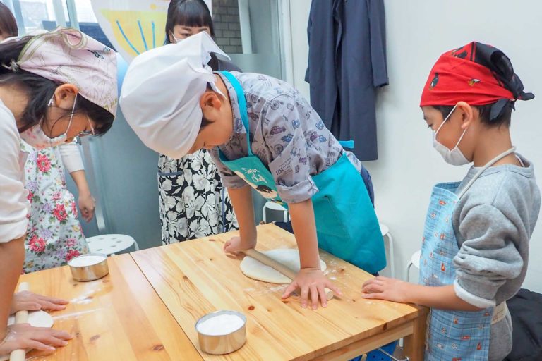 学生時代の友人たちが 手打ちうどん作り体験教室 2018年10月 20181101-4.jpg – イリコスキー製麺所