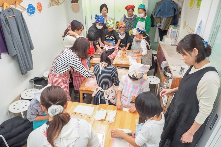 学生時代の友人たちが 手打ちうどん作り体験教室 2018年10月 20181101-6.jpg – イリコスキー製麺所