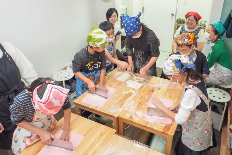 学生時代の友人たちが 手打ちうどん作り体験教室 2018年10月 20181101-7.jpg – イリコスキー製麺所