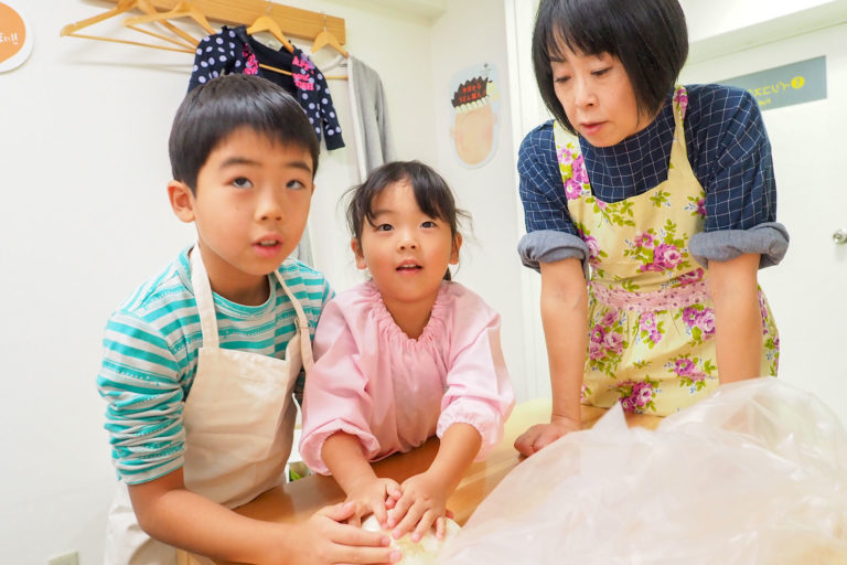 学生時代の友人たちが 手打ちうどん作り体験教室 2018年10月 20181103-3.jpg – イリコスキー製麺所