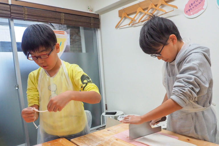 学生時代の友人たちが 手打ちうどん作り体験教室 2018年10月 20181104-1.jpg – イリコスキー製麺所