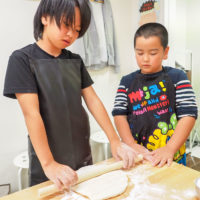 秋にも振替のお休み。 手打ちうどん作り体験教室 2018年11月 20181105-4.jpg – イリコスキー製麺所