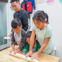 三人きょうだい、がんばりましたね 手打ちうどん作り体験教室 2018年11月 20181110-3.jpg – イリコスキー製麺所