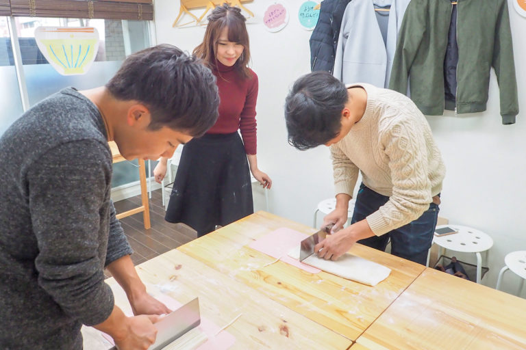 秋にも振替のお休み。 手打ちうどん作り体験教室 2018年11月 20181110-7.jpg – イリコスキー製麺所