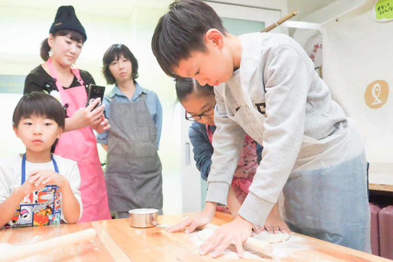 秋にも振替のお休み。 手打ちうどん作り体験教室 2018年11月 20181120-2.jpg – イリコスキー製麺所