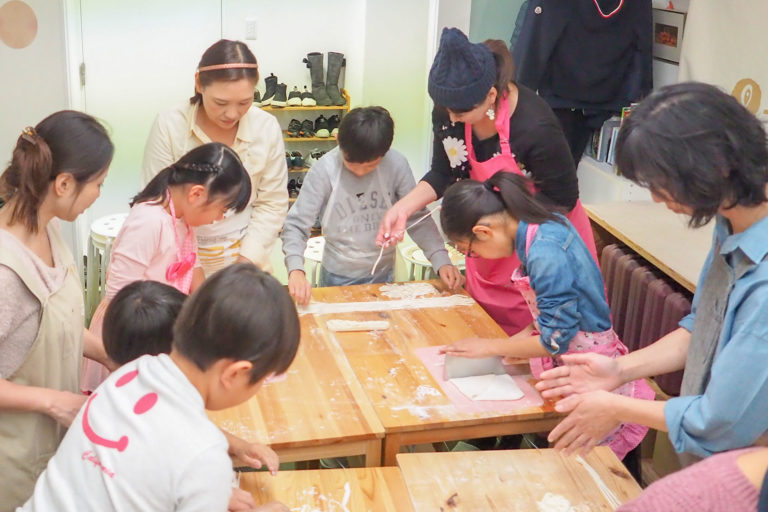 秋にも振替のお休み。 手打ちうどん作り体験教室 2018年11月 20181120-3.jpg – イリコスキー製麺所