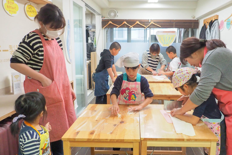 秋にも振替のお休み。 手打ちうどん作り体験教室 2018年11月 20181123-1.jpg – イリコスキー製麺所