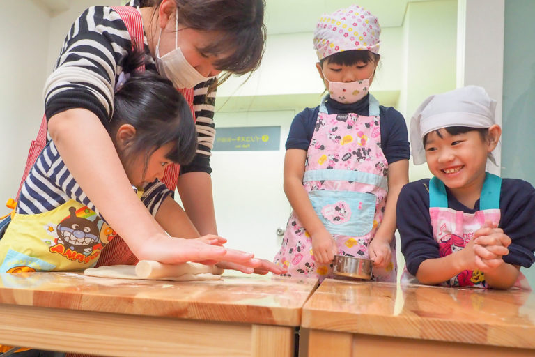 秋にも振替のお休み。 手打ちうどん作り体験教室 2018年11月 20181123-5.jpg – イリコスキー製麺所
