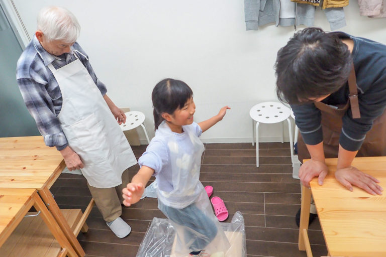 秋にも振替のお休み。 手打ちうどん作り体験教室 2018年11月 20181124-1.jpg – イリコスキー製麺所