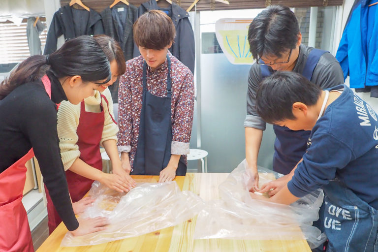 秋にも振替のお休み。 手打ちうどん作り体験教室 2018年11月 20181124-4.jpg – イリコスキー製麺所
