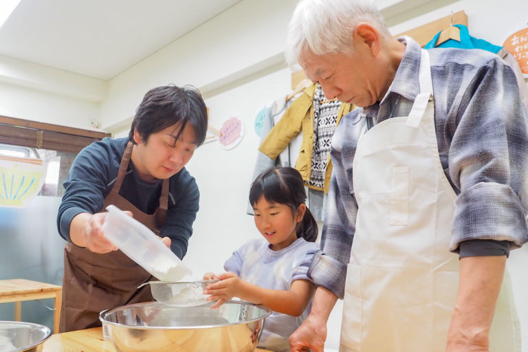 秋にも振替のお休み。 手打ちうどん作り体験教室 2018年11月 20181124-6.jpg – イリコスキー製麺所