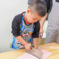 重い包丁を上手に使って 手打ちうどん作り体験教室 2018年11月 20181125-5.jpg – イリコスキー製麺所