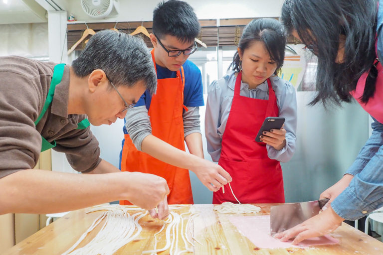 秋にも振替のお休み。 手打ちうどん作り体験教室 2018年11月 20181126-5.jpg – イリコスキー製麺所