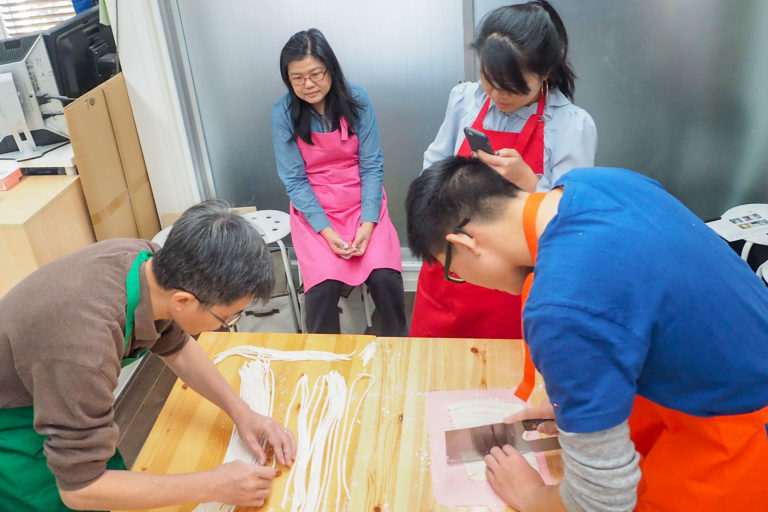秋にも振替のお休み。 手打ちうどん作り体験教室 2018年11月 20181126-9.jpg – イリコスキー製麺所