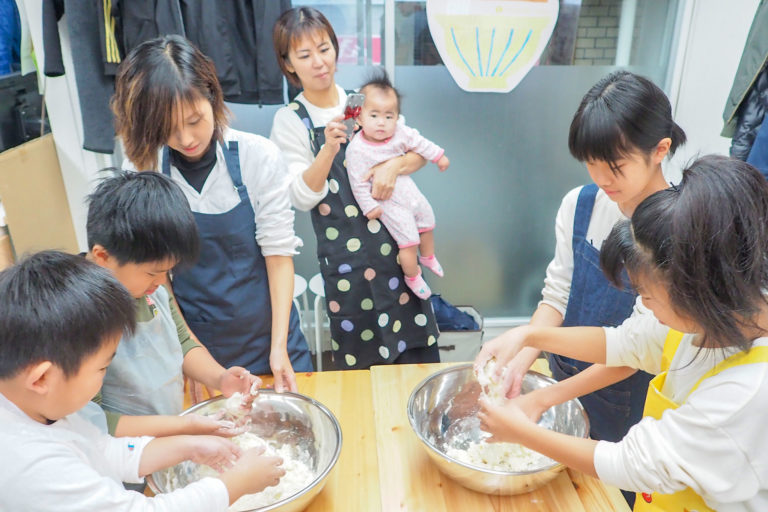 Hawaiians’ and babies’ day! 手打ちうどん作り体験教室 2018年12月 20181203-2.jpg – イリコスキー製麺所