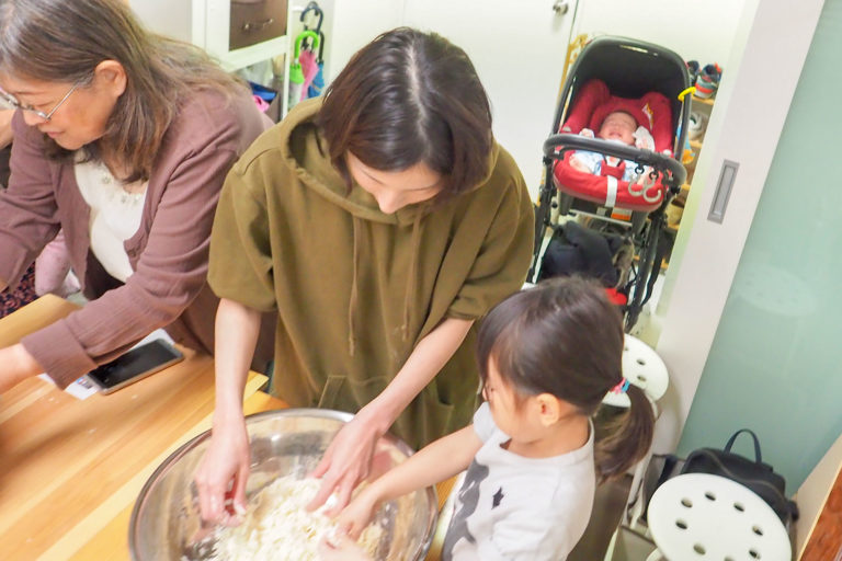 Hawaiians’ and babies’ day! 手打ちうどん作り体験教室 2018年12月 20181203-3.jpg – イリコスキー製麺所