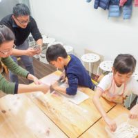 シンガポールから双子のお二人 手打ちうどん作り体験教室 2018年12月 20181211-4.jpg – イリコスキー製麺所
