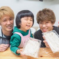 記念写真は、ウィンク！ 手打ちうどん作り体験教室 2018年12月 20181214-6.jpg – イリコスキー製麺所