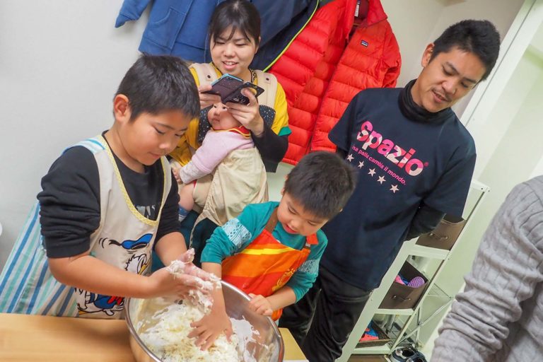 Hawaiians’ and babies’ day! 手打ちうどん作り体験教室 2018年12月 20181216-3.jpg – イリコスキー製麺所