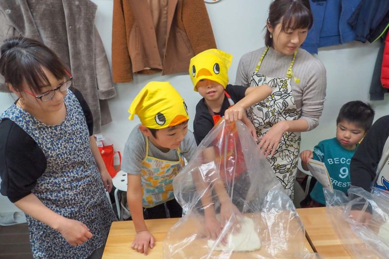Hawaiians’ and babies’ day! 手打ちうどん作り体験教室 2018年12月 20181216-6.jpg – イリコスキー製麺所