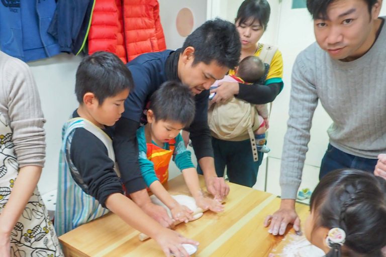 Hawaiians’ and babies’ day! 手打ちうどん作り体験教室 2018年12月 20181216-9.jpg – イリコスキー製麺所