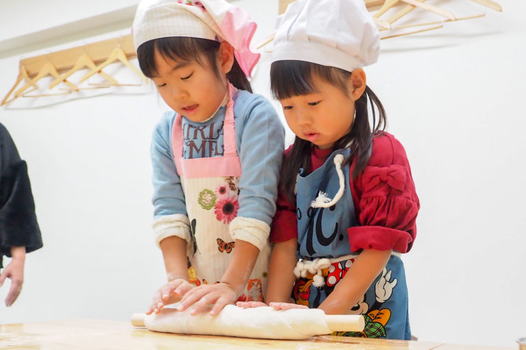 Hawaiians’ and babies’ day! 手打ちうどん作り体験教室 2018年12月 20181222-4.jpg – イリコスキー製麺所